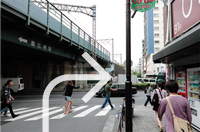 大通り（駒沢通り）にぶつかるので、右に曲がります。